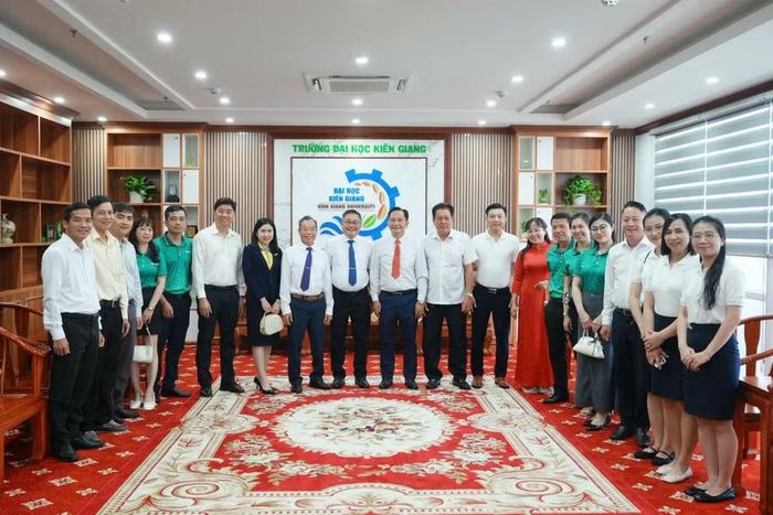 Lãnh đạo, nguyên lãnh đạo nhà trường cùng các đại biểu chụp ảnh lưu niệm.