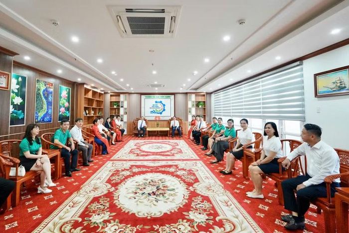 Phòng khánh tiết được bố trí trang trọng.