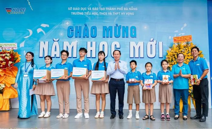 Phó Thủ tướng Lê Tiến Châu tặng quà cho học sinh Trường Hy Vọng.