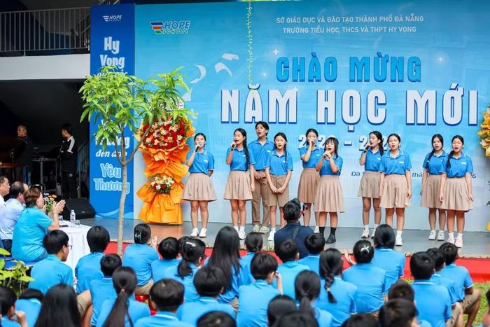 Học sinh Trường Hy vọng biểu diễn văn nghệ chào mừng.