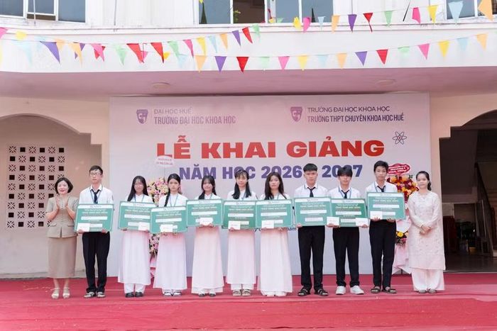 Trao tặng học bổng IELTS học sinh thủ khoa.