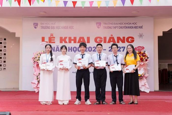 Nhiều suất học bổng được trao tặng cho học sinh