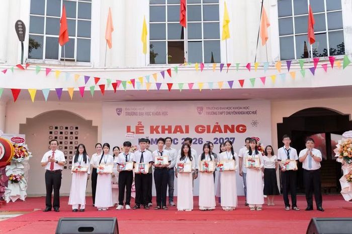 Nhiều phần thưởng dành cho các học sinh Trường THPT chuyên Khoa học Huế thuộc Trường Đại học Khoa học, Đại học Huế.