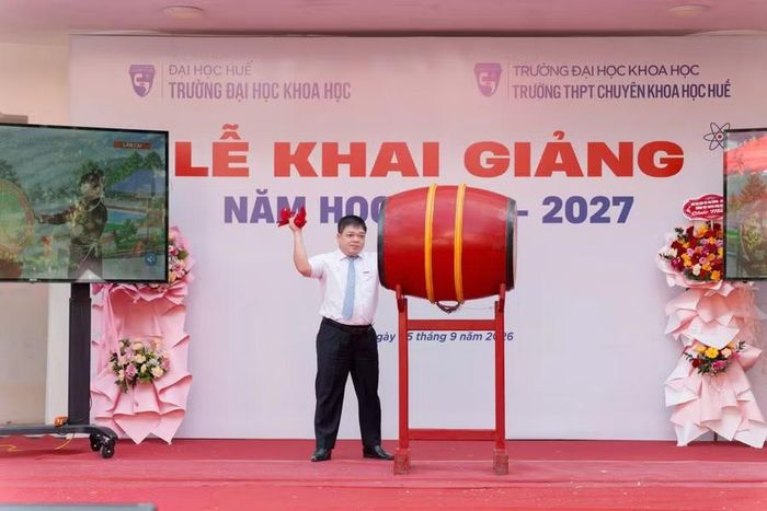 PGS.TS Võ Thanh Tùng, Bí thư Đảng ủy, Hiệu trưởng Trường Đại học Khoa học đánh trống chào mừng năm học mới.