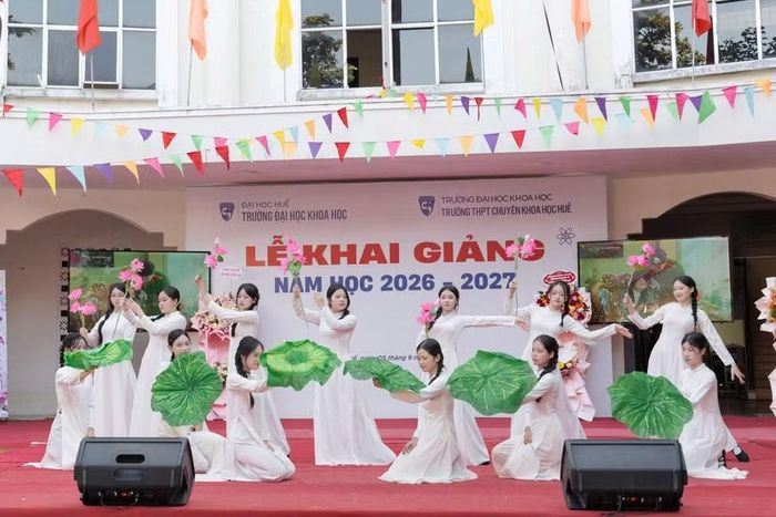 Các tiết mục văn nghệ chào mừng năm học mới.