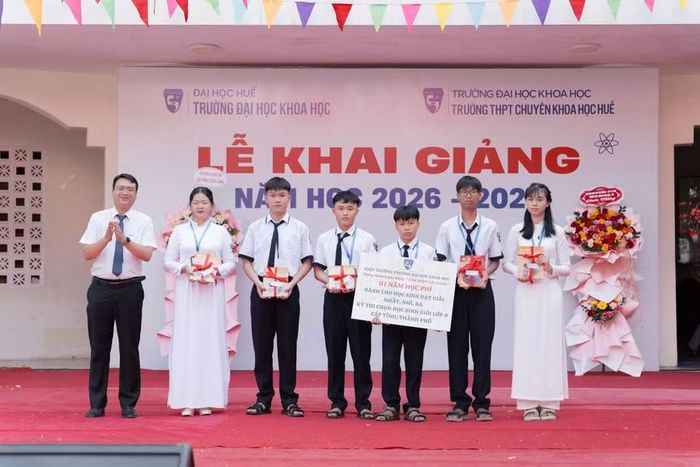 Nhà trường tặng 1 năm học phí cho học sinh lớp 10 Trường THPT Chuyên Khoa học Huế đạt giải Nhất, Nhì, Ba Kỳ thi chọn học sinh giỏi lớp 9 các tỉnh, thành phố.
