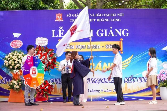 “Tiếp nối khát vọng – Cất cánh tương lai” với nghi thức trao Cờ truyền thống.