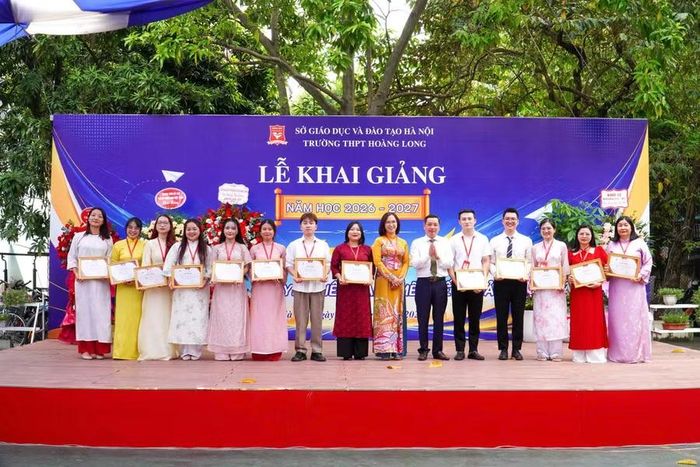 Thầy Lê Thanh Long - Chủ tịch Hội đồng trường cùng Ban giám hiệu khen thưởng giáo viên có thành tích xuất sắc. 