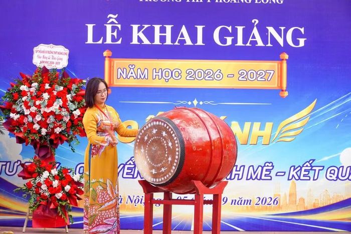 Hiệu trưởng Trường THPT Hoàng Long ThS. Đào Thị Thu Trang đánh trống khai giảng năm học mới.