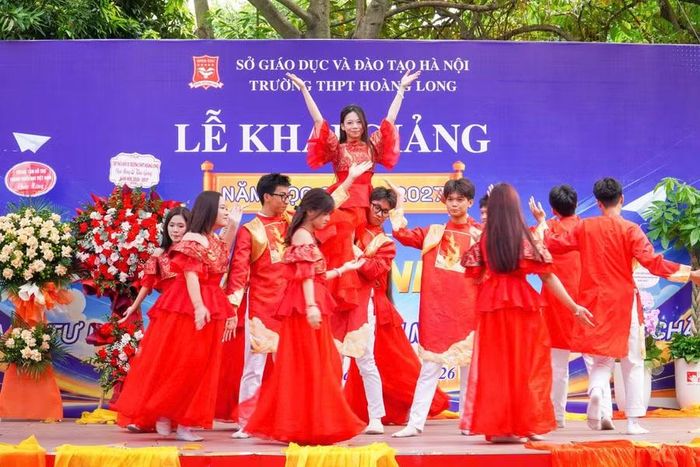 Văn nghệ chào mừng năm học mới.