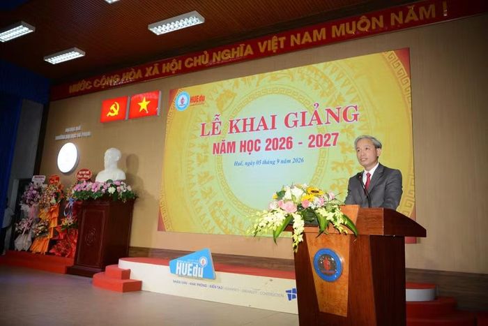 TS Lê Hồ Sơn, Hiệu trưởng Trường ĐH Sư phạm Huế phát biểu chào mừng năm học mới.