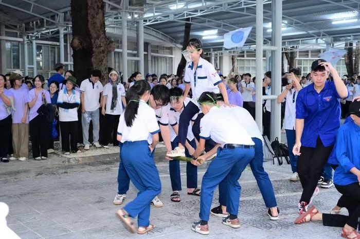 Các em học sinh Trường THPT Thuận Hóa (thuộc Trường ĐH Sư phạm Huế) cùng tham gia trò chơi với các anh chị sinh viên.