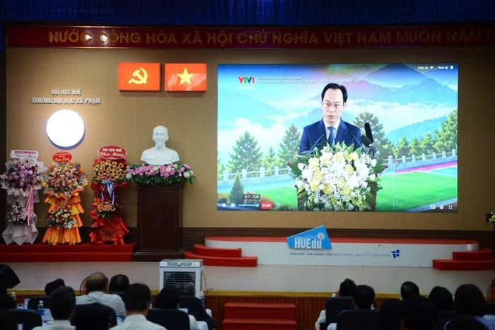 Toàn trường ĐH Sư phạm Huế theo dõi lễ khai giảng chung cả nước.
