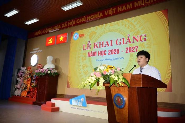 Tân sinh viên Ngô Đăng Huy – Thủ khoa ngành Sư phạm Toán phát biểu.