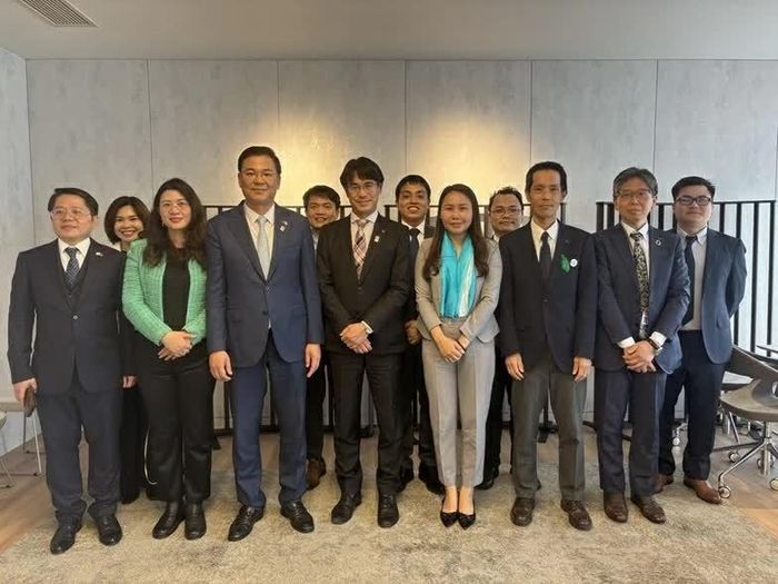 Đại sứ Phạm Quang Hiệu cùng đoàn công tác với Thống đốc tỉnh Nara. (Nguồn: Đại sứ quán Việt Nam tại Nhật Bản)