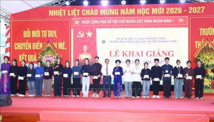 Thường trực Ban Bí thư Trần Cẩm Tú trao quà cho học sinh có thành tích xuất sắc Trường Phổ thông Dân tộc Nội trú tỉnh Bắc Ninh. (Nguồn: TTXVN)