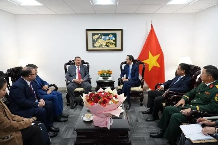 Thay mặt Phái đoàn Việt Nam, Đại sứ Đỗ Hùng Việt cảm ơn những tình cảm hữu nghị và lời chúc mừng tốt đẹp của Đại sứ, Trưởng Phái đoàn CampuchiaChhea Keo.