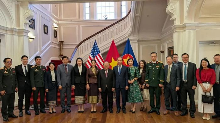 Đoàn Đại sứ quán Việt Nam tại Hoa Kỳ và Đoàn Đại sứ quán Lào tại Hoa Kỳ chụp ảnh lưu niệm nhân dịp kỷ niệm 81 năm Quốc khánh Việt Nam. (Nguồn: Đại sứ quán Việt Nam tại Hoa Kỳ)