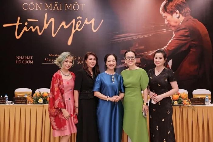 Hai con gái của nhạc sĩ Phú Quang chụp ảnh lưu niệm cùng khách mời. (Ảnh: Vi Vi)
