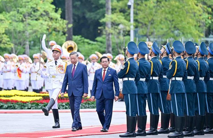  Không chỉ vậy, trong bối cảnh ASEAN đang nỗ lực nâng cao hiệu quả phối hợp và hỗ trợ Myanmar tìm kiếm giải pháp lâu dài cho vấn đề Myanmar, việc Việt Nam đón Tổng thống Min Aung Hlaing thăm chính thức thể hiện vai trò chủ động, tích cực và có trách nhiệm của Việt Nam, đóng góp vào nỗ lực chung của ASEAN vì mục tiêu hòa bình, ổn định, phát triển bền vững của Myanmar và khu vực cũng như thúc đẩy tiến trình xây dựng Cộng đồng ASEAN. 