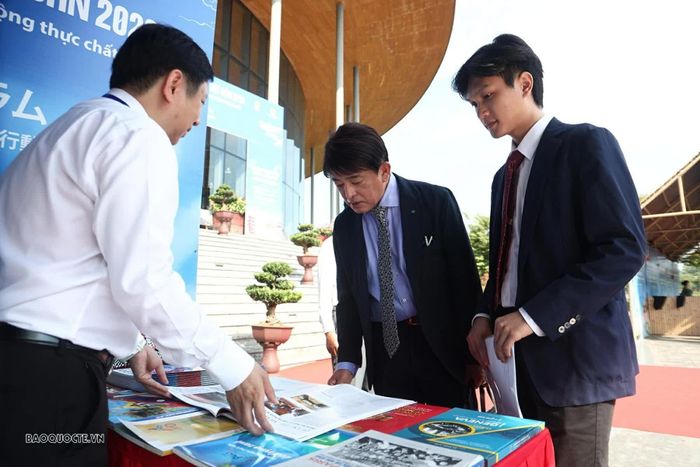 Các đại biểu tham quan gian hàng của Báo Thế giới & Việt Nam, Bộ Ngoại giao. (Ảnh: Thành Long)