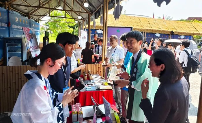 Khu trưng bày giới thiệu hình ảnh, thành tựu, tiềm năng, thế mạnh và các sản phẩm đặc trưng của các địa phương Việt Nam và Nhật Bản.