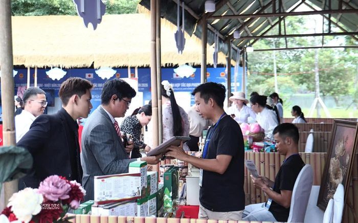 Khu trưng bày sản phẩm đặc trưng Việt Nam - Nhật Bản bao gồm 30 gian hàng từ các doanh nghiệp, tổ chức Việt Nam - Nhật Bản. (Ảnh: Thành Long)