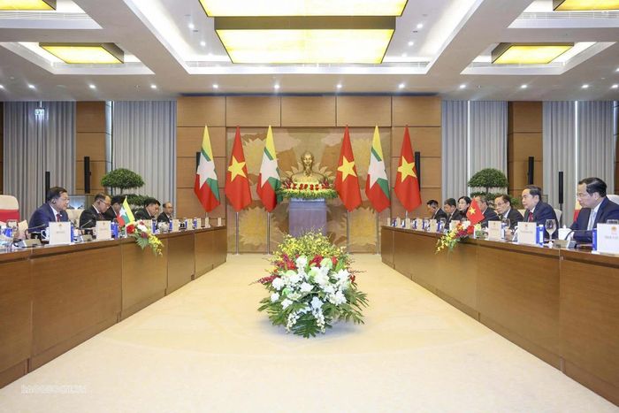 Tổng thống Myanmar Min Aung Hlaing cảm ơn Chủ tịch Quốc hội Trần Thanh Mẫn đã dành thời gian tiếp đoàn và những lời chúc tốt đẹp dành cho đất nước và nhân dân Myanmar; thông báo kết quả cuộc hội đàm với Tổng Bí thư, Chủ tịch nước Tô Lâm. (Ảnh: Nguyễn Hồng)