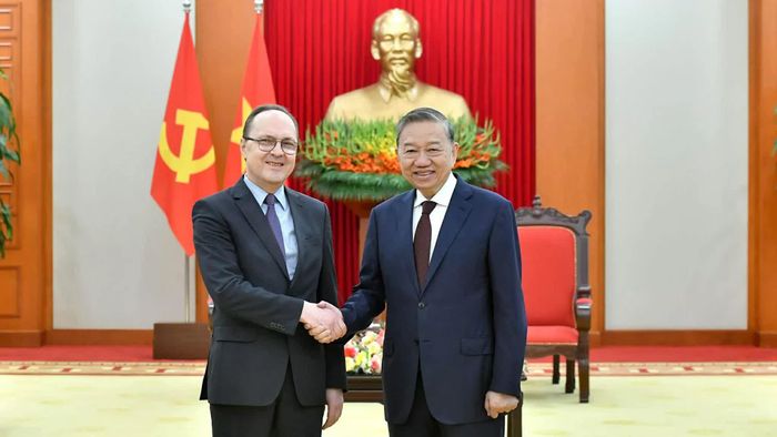 Tổng Bí thư, Chủ tịch nước Tô Lâm tiếp Đại sứ Liên bang Nga tại Việt Nam Gennady Bezdetko. (Nguồn: Báo Nhân dân)