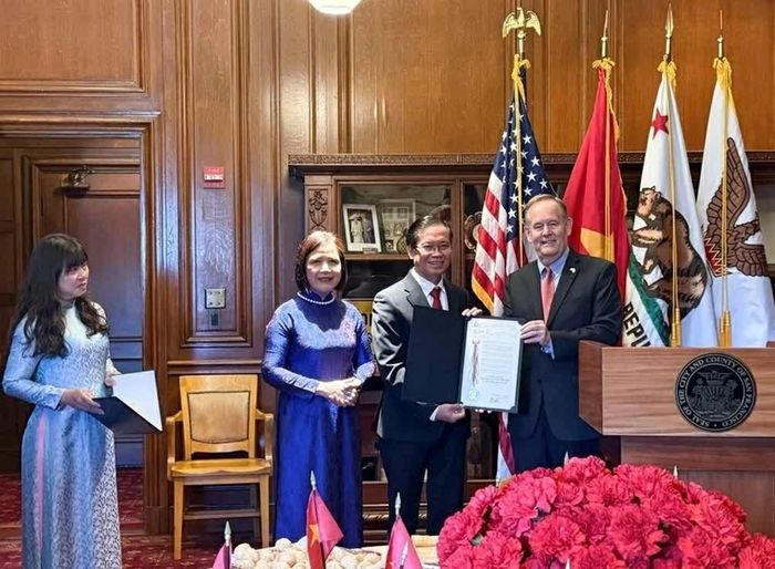 Đại diện Thành phố San Francisco trao Thư của Thị trưởng Daniel Lurie chúc mừng Việt Nam, ghi nhận 2/9/2026 là Ngày Di sản và Hữu nghị. (Nguồn: Tổng Lãnh sự quán Việt Nam tại San Francisco)