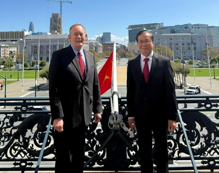 Tổng Lãnh sự Việt Nam tại San Francisco Hoàng Anh Tuấn và ông Mark Chandler cùng kéo Quốc kỳ Việt Nam tung bay trang trọng tại Tòa Thị chính San Francisco. (Nguồn: Tổng Lãnh sự quán Việt Nam tại San Francisco)