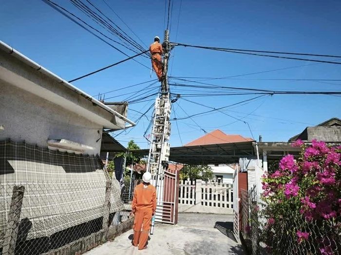 Công nhân Điện lực Phú Vang xử lý tiếp xúc lưới điện hạ thế, bảo đảm cấp điện an toàn, ổn định phục vụ công tác diễn tập phòng thủ dân sự. (Nguồn: Điện lực Huế)