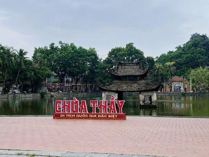 Khung cảnh Thuỷ đình giữa hồ Long Trì tại Khu di tích. (Ảnh: Mai Liên)