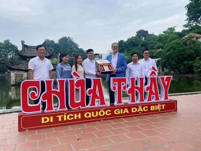 Đại diện lãnh đạo địa phương trao tặng món quà mang đậm nét văn hóa truyền thống đặc trưng tại Chùa Thầy cho Đại sứ. (Ảnh: Mai Liên)