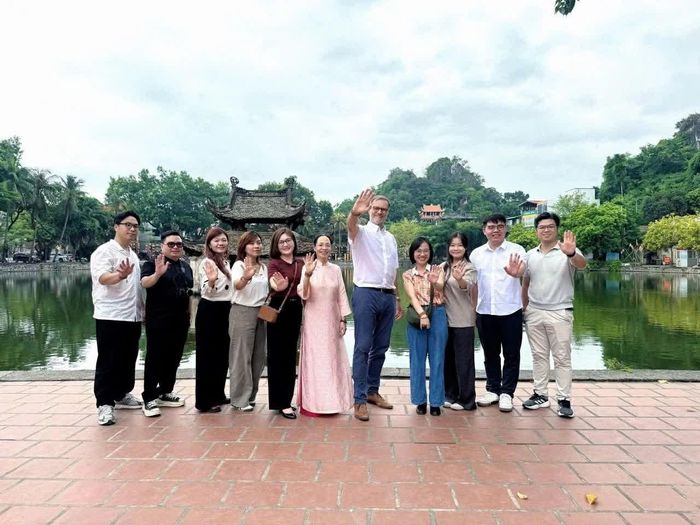 Đại sứ Pháp tại Việt Nam Olivier Brochet chụp ảnh cùng đoàn phóng viên, báo chí. (Ảnh: Ngọc Nhân Mỹ)