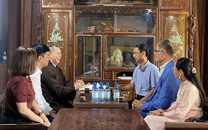 Đại sứ Olivier Brochet lắng nghe những chia sẻ từ Thượng tọa Thích Đạo Vĩnh. (Ảnh: Mai Liên)