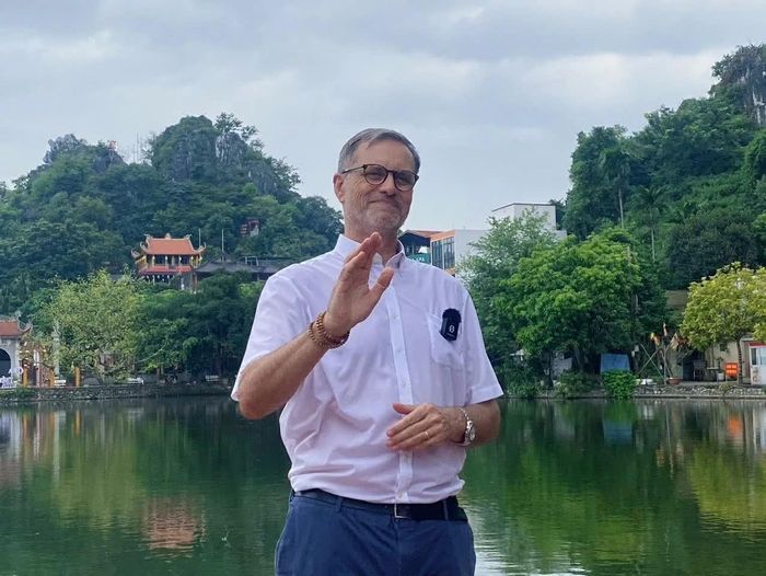 Đại sứ Olivier Brochet chia sẻ những tình cảm đặc biệt dành cho Việt Nam và con người Việt Nam sau ba năm công tác tại đây. (Ảnh: Mai Liên)