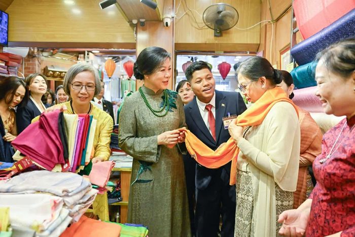Hoạt động của Phu nhân Tổng Bí thư, Chủ tịch nước Tô Lâm, bà Ngô Phương Ly và Phu nhân Tổng thống Myanmar, bà Kyu Kyu Hla, tại làng lụa Vạn Phúc là một điểm nhấn giàu ý nghĩa trong tổng thể các hoạt động của chuyến thăm chính thức Việt Nam của nhà lãnh đạo Myanmar.