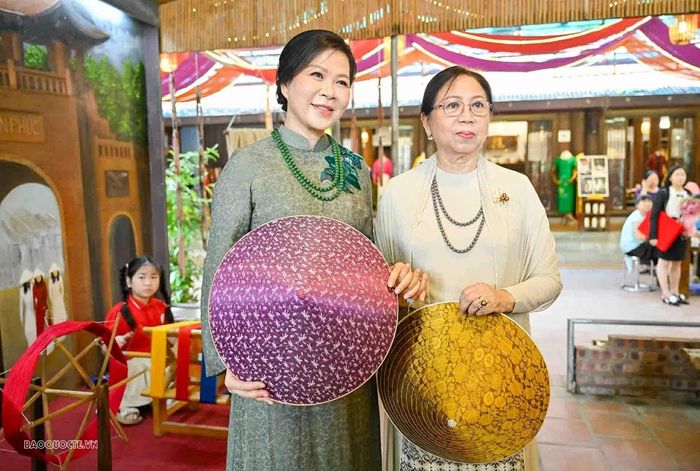 Trong ngoại giao hiện đại, văn hóa ngày càng trở thành một kênh kết nối bền vững, mềm mại và đưa các dân tộc đến gần nhau hơn. Khoảnh khắc những vị khách quốc tế chạm tay vào sợi tơ, đưa thoi trên khung dệt không chỉ là một hoạt động tham quan, mà còn là cách để cảm nhận giá trị lao động thủ công và thể hiện sự tôn trọng truyền thống văn hóa Việt Nam. Đó cũng là cách Việt Nam giới thiệu với bạn bè quốc tế về chính mình bằng chiều sâu văn hóa, vẻ đẹp cốt cách, sự thanh lịch và bền bỉ của những giá trị được dệt nên qua nhiều thế hệ.