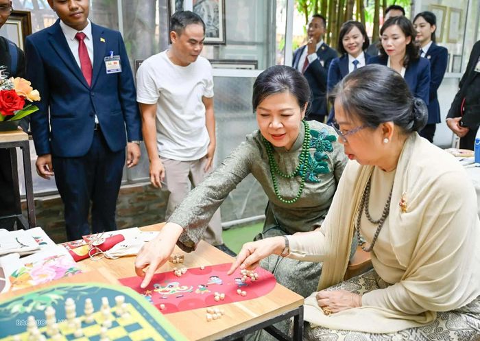 Lắng nghe câu chuyện và nhìn thấy những sản phẩm ý nghĩa do những người thợ đặc biệt của hợp tác xã tạo ra, hai Phu nhân bày tỏ xúc động, ân cần thăm hỏi và động viên những người có mặt. Phu nhân Kyu Kyu Hla, người từng là một giảng viên đại học, bày tỏ mong muốn sẽ được đến Vụn Art mỗi khi có dịp sang Việt Nam. Trân trọng thành quả lao động của những người thợ đặc biệt, Phu nhân Tổng thống Myanmar đã gửi tặng một món quà đáp lễ khi hợp tác xã ngỏ ý dành tặng các sản phẩm mà bà yêu thích.