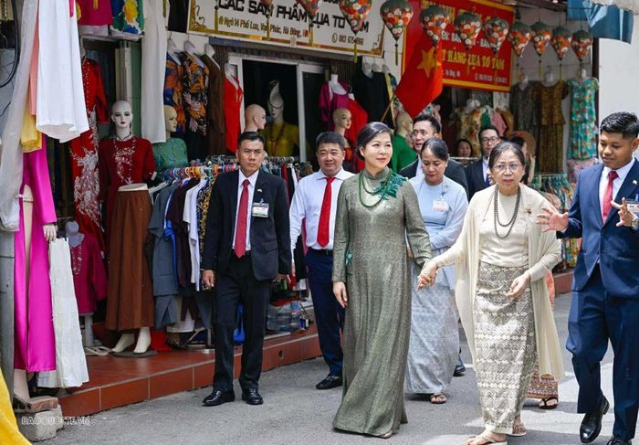Phu nhân Ngô Phương Ly chia sẻ làng nghề hiện nay có hơn 200 hộ, không chỉ là nơi sản xuất mà còn trưng bày, giới thiệu sản phẩm và là địa điểm tham quan của nhiều người. Thông qua đó, các sản phẩm lụa Việt Nam đã đi vào đời sống hiện đại, tỏa đi khắp trong nước và quốc tế.