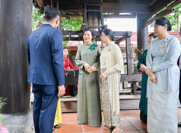  Điểm dừng chân đầu tiên của hai Phu nhân là khuôn viên Đền thờ Tổ nghề, nơi lưu giữ ký ức về cội nguồn nghề dệt lụa đã hơn 1.000 năm của làng nghề. 