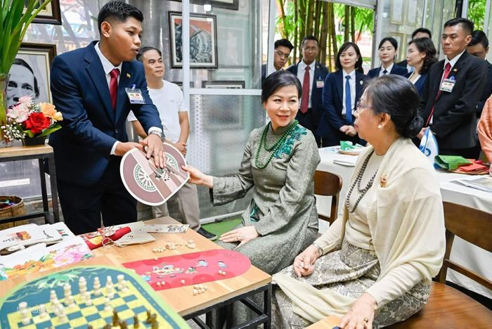 Khép lại hoạt động bằng những tách trà, Phu nhân Kyu Kyu Hla trân trọng cảm ơn Phu nhân Ngô Phương Ly vì sự đón tiếp nồng hậu cùng chương trình đầy ý nghĩa nhân văn. Phu nhân Tổng thống Myanmar mong muốn sẽ có thêm dịp cùng Phu nhân Tổng Bí thư, Chủ tịch nước Tô Lâm trao đổi, chia sẻ về những nét đẹp văn hóa của hai nước. Phu nhân Ngô Phương Ly bày tỏ cảm ơn, chia sẻ văn hóa là ngôn ngữ không có biên giới, gắn kết giữa con người với con người và mong sớm gặp lại Phu nhân Kyu Kyu Hla.
