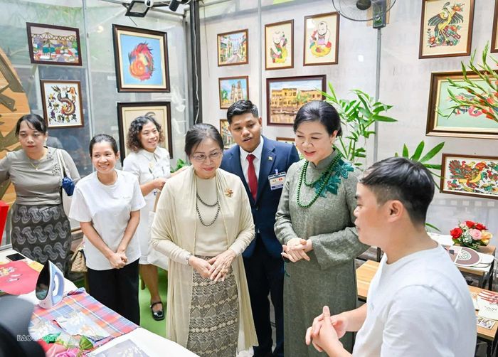  Phu nhân Ngô Phương Ly và Phu nhân Kyu Kyu Hla dành nhiều thời gian tại không gian của Hợp tác xã Vụn Art - nơi hơn 40 người thợ đặc biệt đang thổi hồn cho những mảnh lụa tái chế thành các bức tranh lụa ghép. Dù mang trên mình khiếm khuyết, mỗi đường kim, mảnh ghép của họ đều chứa đựng niềm tự hào, rằng dù cuộc đời có thiếu vẹn tròn, con người vẫn có thể tạo nên điều đẹp đẽ. 