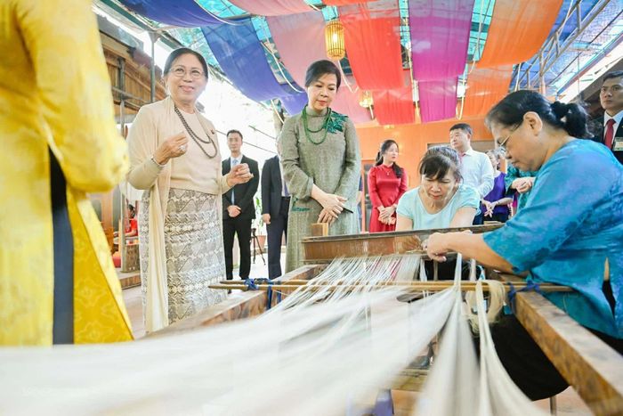Bên khung dệt cổ, hiện vật quý của làng nghề, Phu nhân Kyu Kyu Hla chia sẻ chiếc khung cho bà cảm giác rất gần gũi và thân quen bởi khung dệt đã là một phần trong cuộc sống của người dân Myanmar hàng nghìn năm qua. Từ các khung dệt đó, những tấm vải, lụa đã ra đời, tạo nên những chiếc htamein và paso truyến thống của người Myanmar.