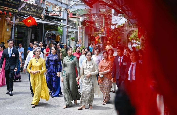 Rời khu vực Đền thờ Tổ nghề dệt, hai Phu nhân cùng dạo bước trên đường làng và đến thăm một cơ sở dệt lụa, trung tâm bảo tồn và phát triển sản phẩm lụa.