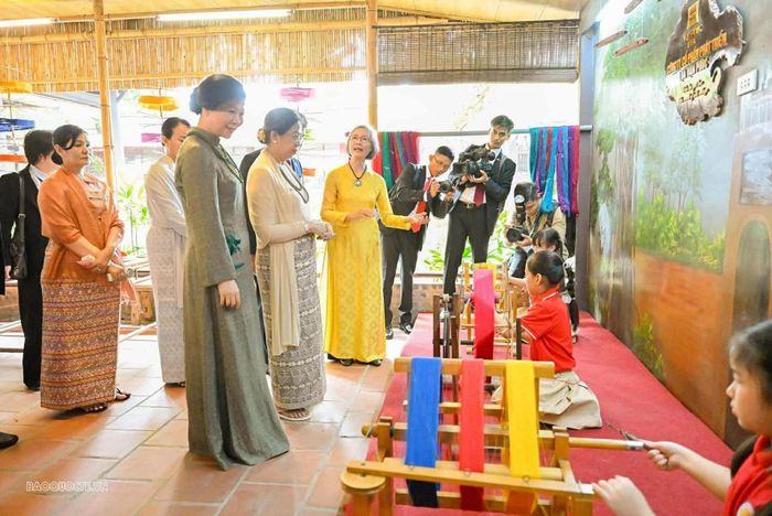 Phu nhân Ngô Phương Ly chia sẻ hai nước Việt Nam và Myanmar đều nổi tiếng với những nghề thủ công truyền thống, đặc biệt là nghề dệt lụa. Phụ nữ hai nước, không chỉ khéo tay tạo nên những tấm lụa tinh xảo mà còn gìn giữ và lưu truyền những nét đẹp văn hóa bền bỉ qua thời gian.