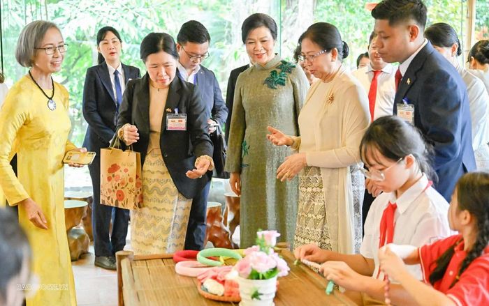 Hai nước, theo Phu nhân Ngô Phương Ly, không chỉ có sự tương đồng về nghề dệt mà còn đang góp phần làm đẹp và làm dày thêm giá trị văn hóa của mỗi bên thông qua sự giao lưu, chia sẻ kinh nghiệm. Phu nhân dẫn chứng lụa tơ sen, một sự sáng tạo của Myanmar, đã được du nhập vào Việt Nam - nơi sen có mặt ở khắp mọi miền đất nước - để từ đó trở thành những chiếc áo dài tôn vinh nét đẹp phụ nữ Việt.