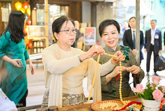 Phu nhân Ngô Phương Ly và Phu nhân Kyu Kyu Hla cũng cùng các học sinh có gia đình đang làm nghề dệt trải nghiệm xâu vòng lụa.