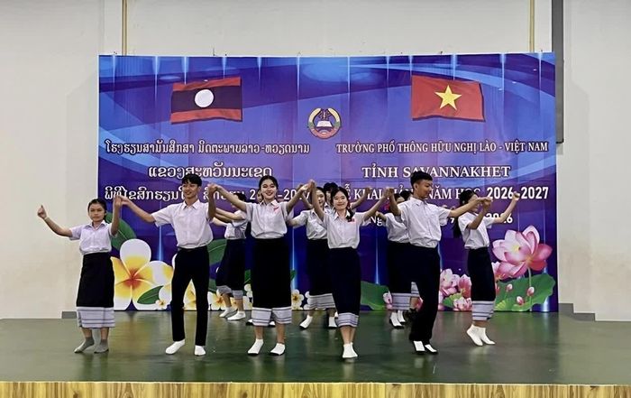 Tiết mục văn nghệ chào mừng. (Nguồn: Tổng Lãnh sự quán Việt Nam tại Savannakhet)